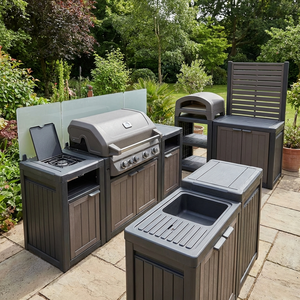 Fotorealistische Kunststoff-Outdoorküche im Garten mit Grill, Spüle und Unterschränken