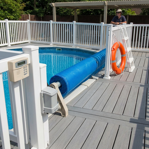Poolbereich mit Sicherheitszaun, Abdeckung, Rettungsring, Leiter, rutschfeste Platten, Überwachung