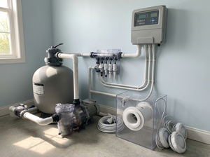 Modulares Kunststoff-Filteranlage mit Pumpe, Gegenstromjet, LED-Beleuchtung, Sensoren und Steuerung.