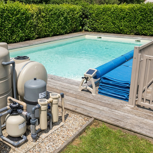 Privater Hinterhof-Pool mit Holzdeck und Sichtschutz; Kunststoffgeräte, Filtergehäuse, Dosiergeräte.