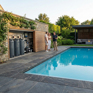 Quadratischer Outdoor-Pool in Premium-Optik; Technikbereich mit Kunststoff-Dosierbehältern.
