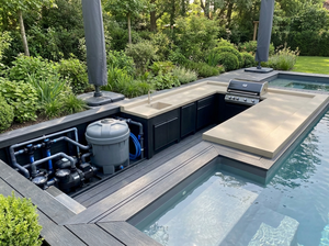 Moderner Outdoor-Pool mit integrierter Küche; Kunststoffarmaturen, Polymer-Decking, Tageslicht.