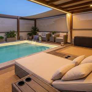 Quadratisches fotorealistisches Privat-Poolbereich mit Lounge-Möbeln, Kissen, LED-Licht.